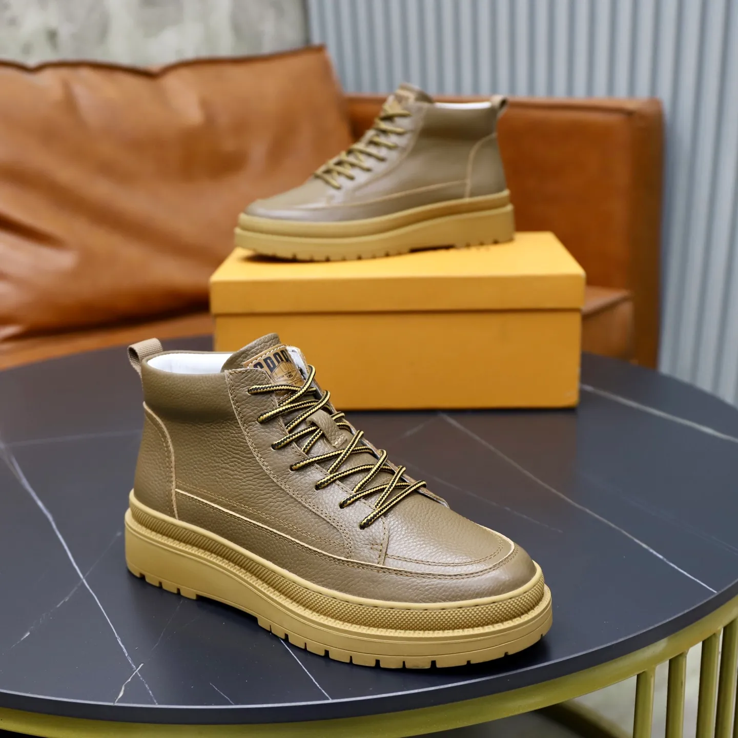 Ex-factory price: 460💰🙅‍♂️🙅‍♂️🙅‍♂️ Brand: LV Louis Vuitton Standard code: 38–44 (45 can be customized) Grade: Same as the official website Material: Original cowhide fabric Comfortable pigskin lining Lightweight wear-resistant outsole Style category: Men's fashion casual shoes and boots Running sneakers Distinguished luxury brand elements Top luxury Color: actual picture color